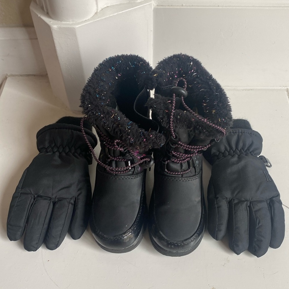 Girl toddler snow boot with gloves.